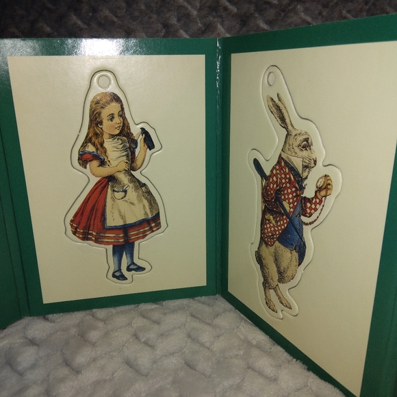 Alice in Wonderland: A Book of Ornaments - Picture 5 of 6